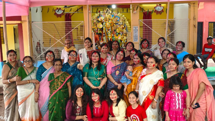 265-year-old "Mukhopadhyay House" in Bhavanandpur, Kalnar, played vermilion on Dasami during Durga Puja