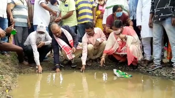 Trinamool youth protested by leaving fish on the diplorable service road of the national highway