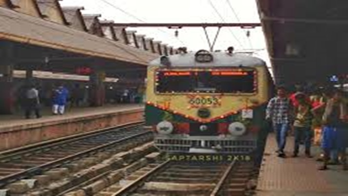 The general public at the Vaidyabati station in chaosed wanted to get on the special staff train