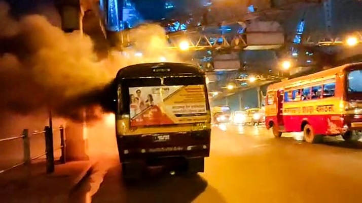 Minibus fire at Howrah Bridge, tension