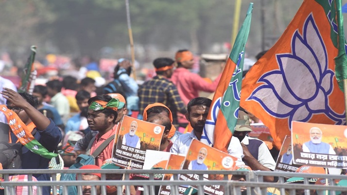 Modi-fans heading to the brigade since dawn