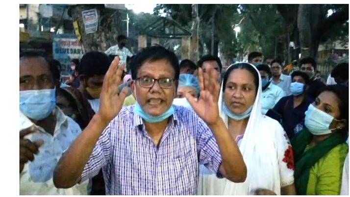 Bangladeshi citizens protesting in Petrapole for not being able to return to the country