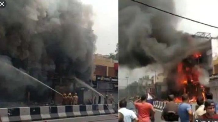 Delhi Fire: Terrible fire in a clothing showroom