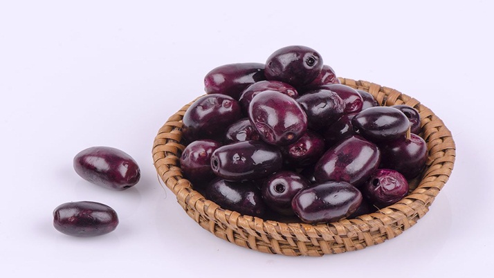 Eat black berries to keep heart health good from digestive energy