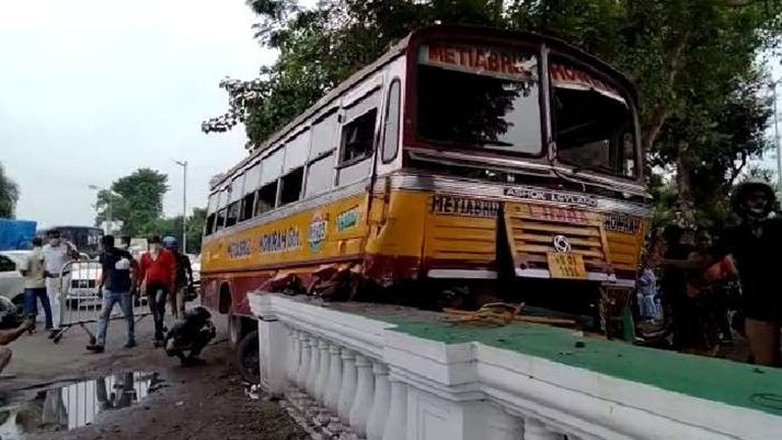 Bus Accident: 1 killed, 20 injured in a horrific bus accident on Red Road