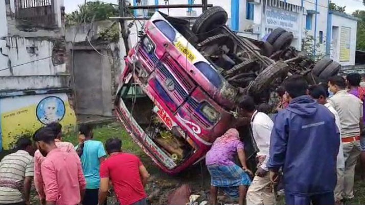 Cows in front of a fast moving bus, 1 killed and many injured in a terrible accident