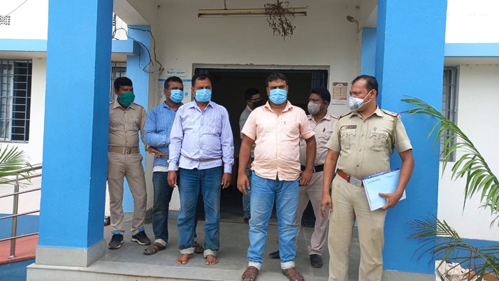 200 'gold coins' worth Rs 3 lakh, three arrested