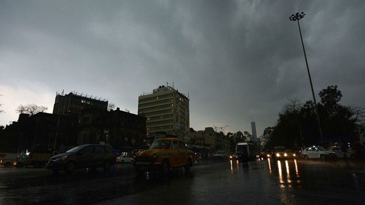 Weather: In the morning, the sky of Bengal became dark like the evening