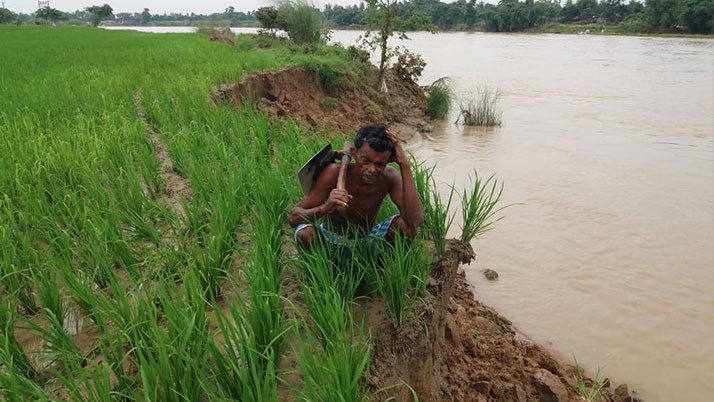 As the water receded, the residents of Damodar bank of East Burdwan fell asleep in fear of erosion