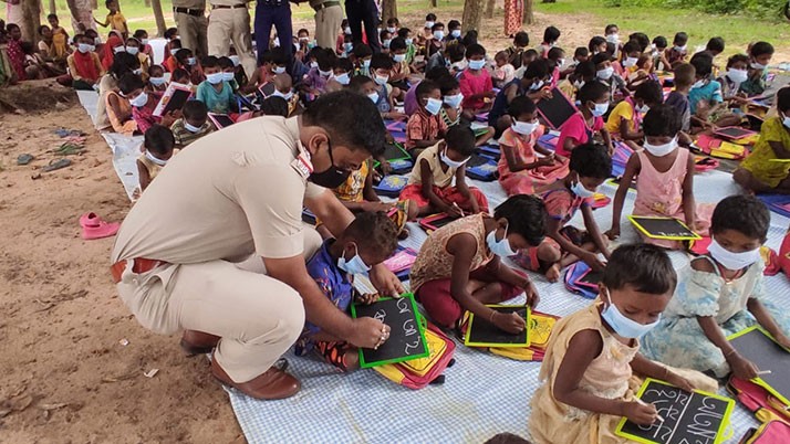 On Literacy Day, the police officer gave lessons to the children of tribal families