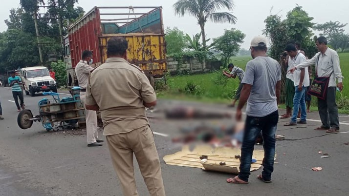 four killed in collision between Toto and sand lorded truck on Kalna Road, why this accident?
