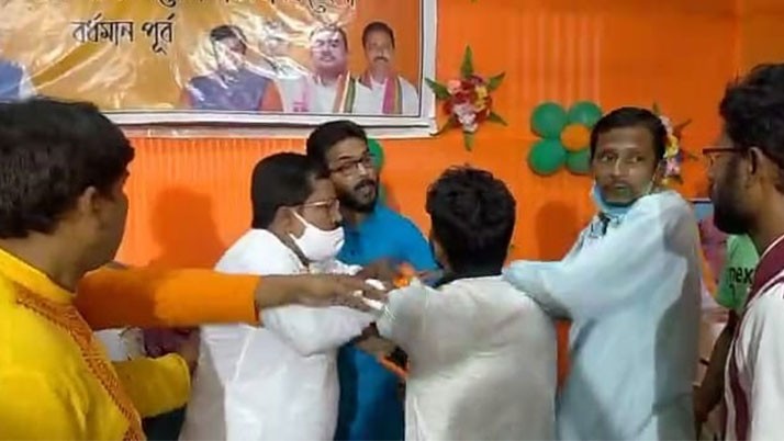 Violence between two groups at BJP's organizational meeting in Katwa, go-back slogan to Dilip Ghosh