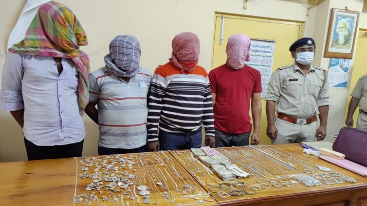 Gold-silver and money snatched in Gholsi, rescued in Murshidabad, four arrested