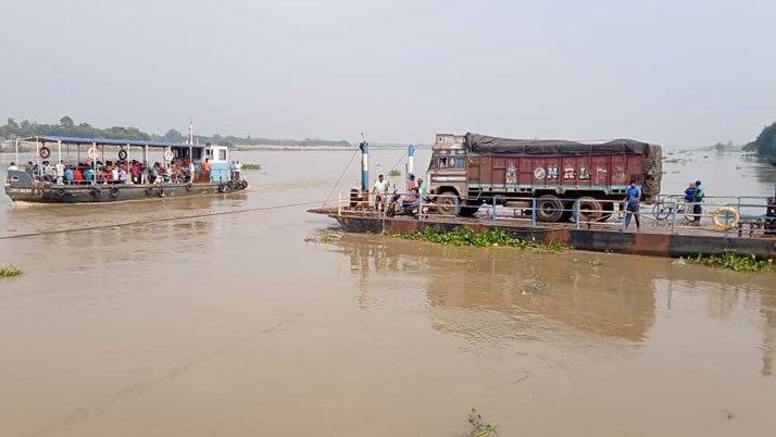 The pressure of freight vehicles crossing Kalna-Shantipur ferry is increasing and the fear has also increased