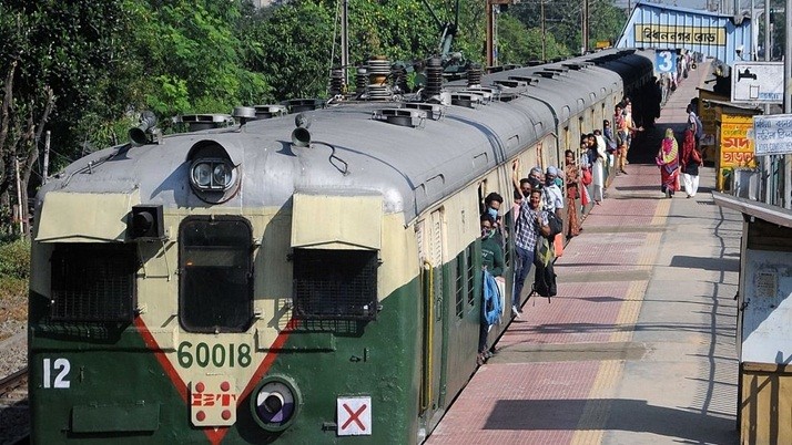 Local Train: Even if the local train is started, the distance rules are learned, the passengers are worried