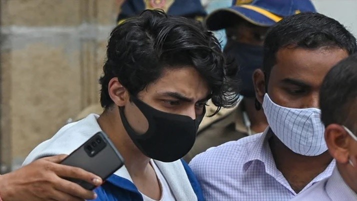 Shahrukh's son reaches ncb office