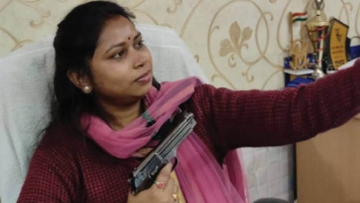 Maldah-TMC: Trinamool leader taking selfie with firearms! Viral picture