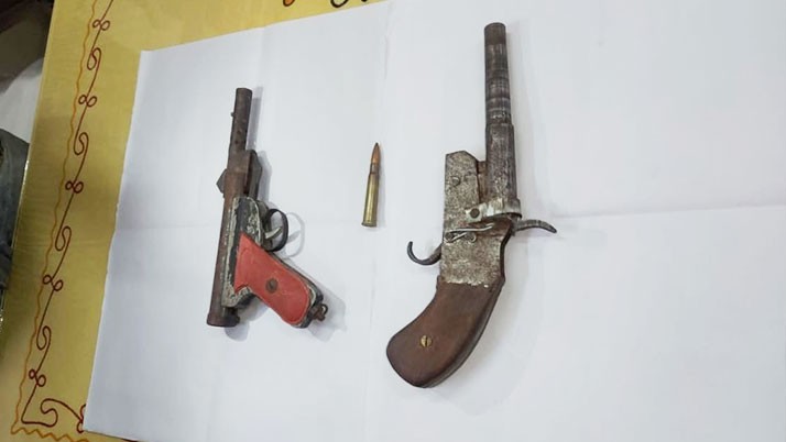 A youth was arrested in Burdwan on charges of threatening with firearms