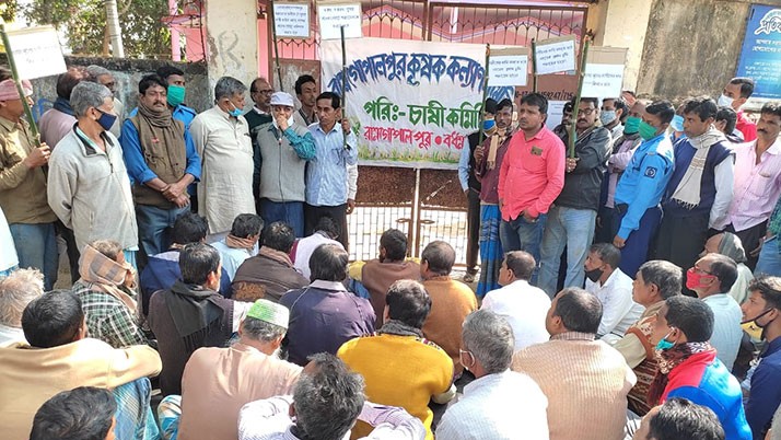 Farmers in Burdwan angry over not being able to sell paddy at subsidized price, besiege panchayat office