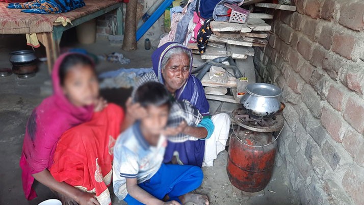 Elderly beggar spends half day in Purba Bardhaman with minor grandchildren