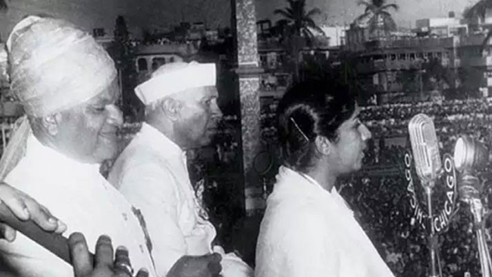 Tears came to Nehru's eyes when he heard "Yeh mere watan ke logo ..."