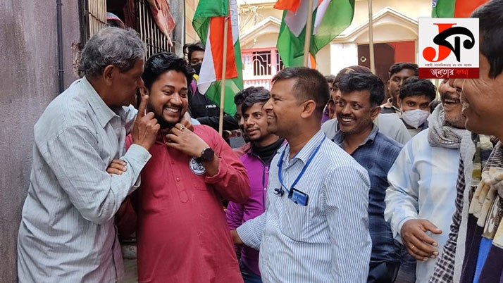 Rival Trinamool candidate walks in Burdwan's pre-poll field with the blessings of Shiksha Guru Left candidate on his head