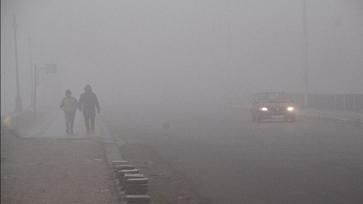 City covered in fog, visibility less than 50 meters, disrupted traffic and air traffic