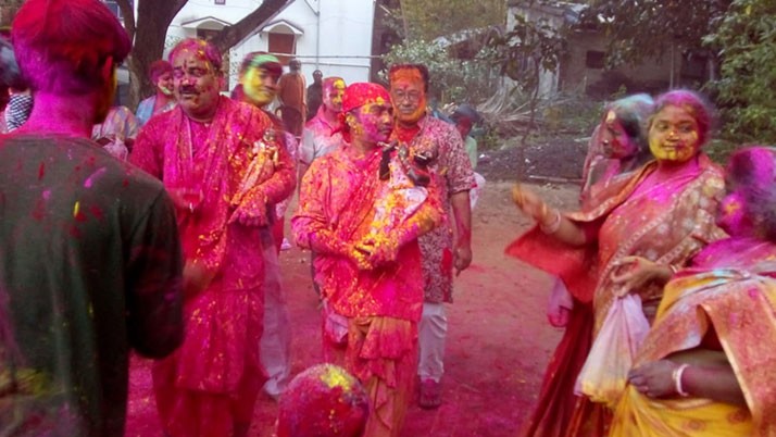 According to the ancient tradition, the residents of Burdwan and Radhaballabhbati do not get drunk in the festival of colors on Dol Purnima
