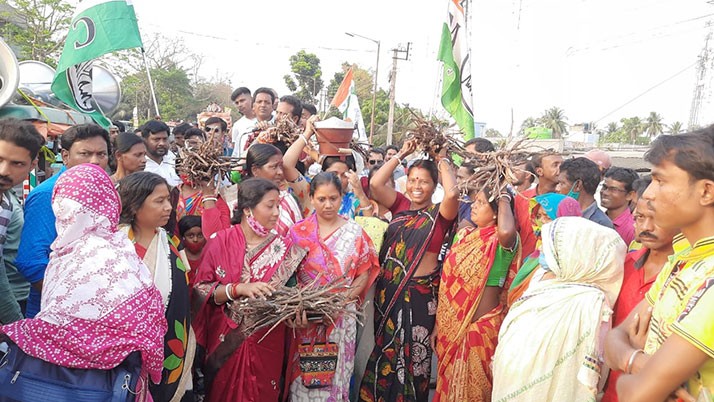 Trinamool fancy protests over fuel gas on head and shoulders in protest of rising gas prices