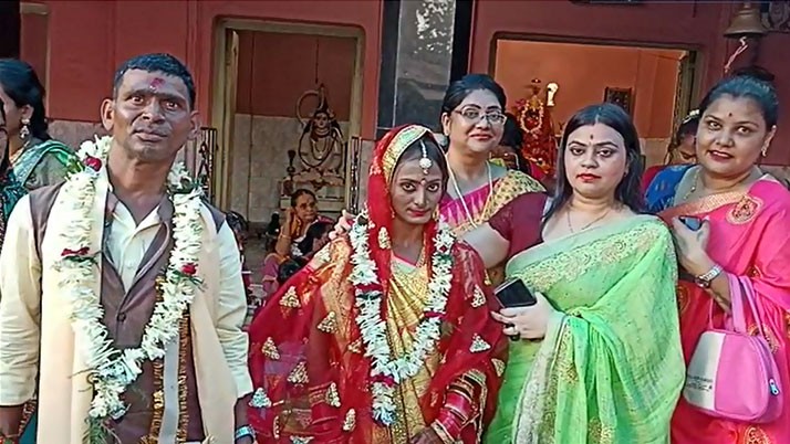 Three housewives of Durgapur set a unique example of humanity, a heartwarming story