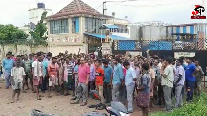 Workers protesting for arrears in Galsi, disrupt production
