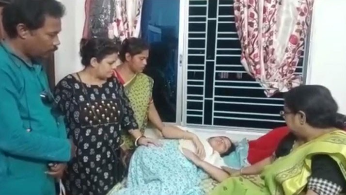 Four members of the Gana Protirodh Mancha met the sick Meenakshi Dutta