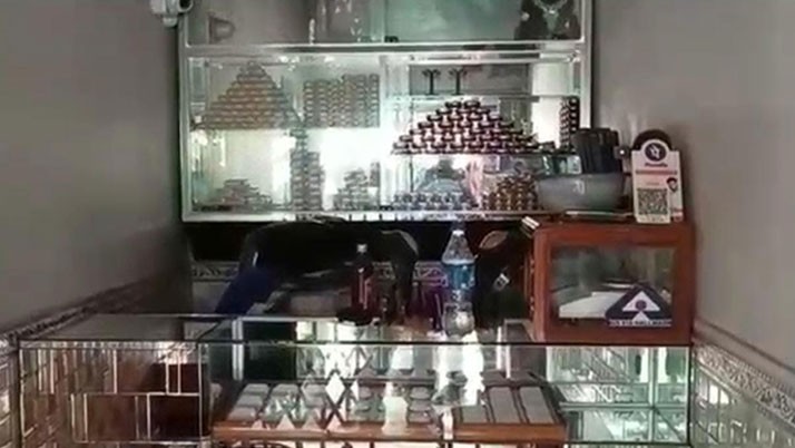 An adventurous theft broke the shutters of a gold shop late at night