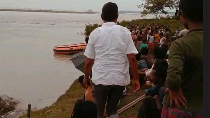 The incident of sinking of the boat in the crowded Teesta caused a sensation in the Dharmapur village panchayat area of Mainaguri block.