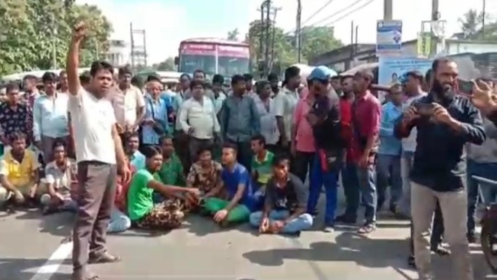 Toto-drivers blocking the road, chanting slogans against the mla burdwan