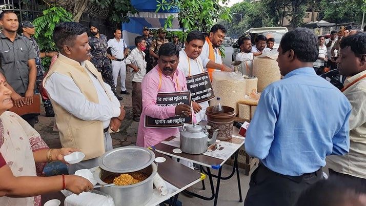 BJP MLAs sold ghugni puffed rice to customers on the pavements of Kolkata