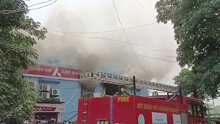 Horrible fire in Bolpur branch of Axis Bank, the smell of mystery!