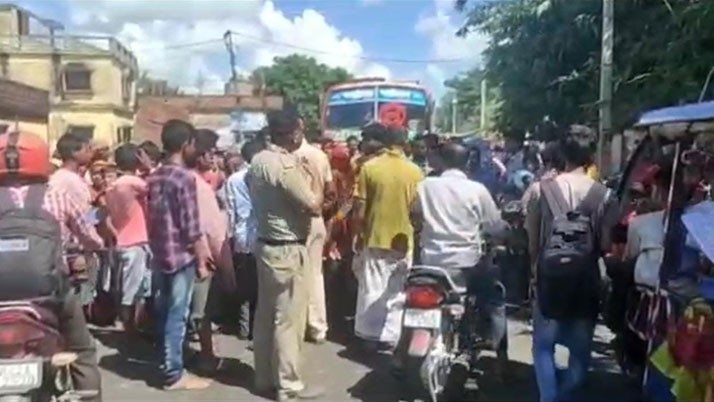 There is pipe, no water, the road is blocked in Burdwan's water demand