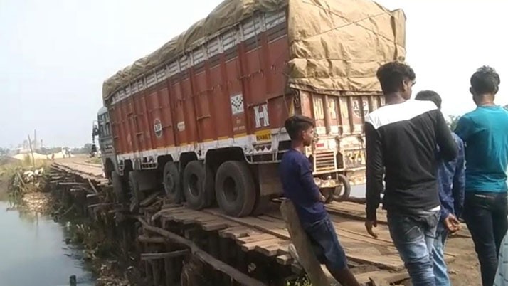 By breaking the wooden bridge and blocking the lorry, Golsi was defeated