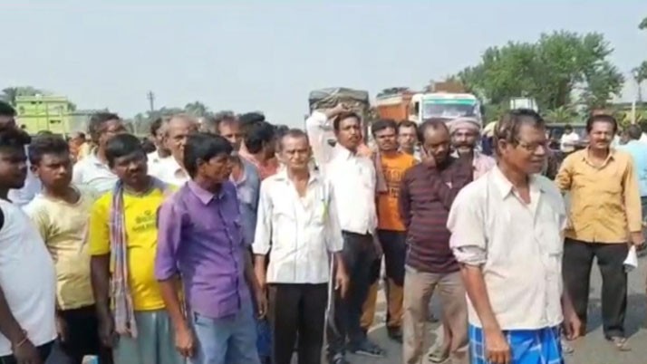 Blockade of National Road No. on the demand of Flyover to avoid accidents