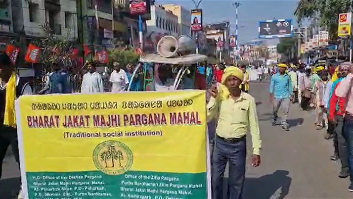 Four tribal organizations including Bharat Zakat Majhi Pargana Mahal held a protest against the President's lewd remarks
