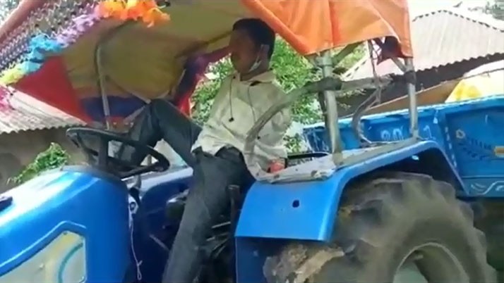 After the birth of the son's two hands, the mother lost consciousness! That boy now drives a tractor with his feet