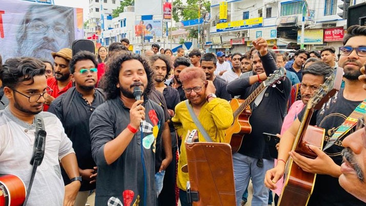 Street walk Burdwan Bengali band loving artists with 'Mohiner Ghoraguli'