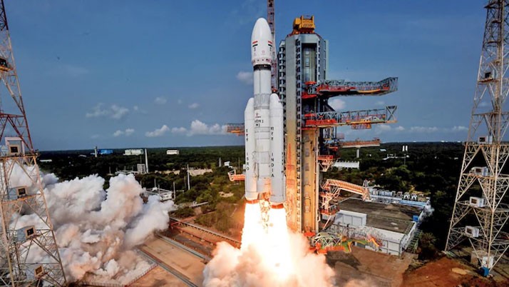 When will Chandrayaan-3 land on the lunar surface, where is the spaceship located now?