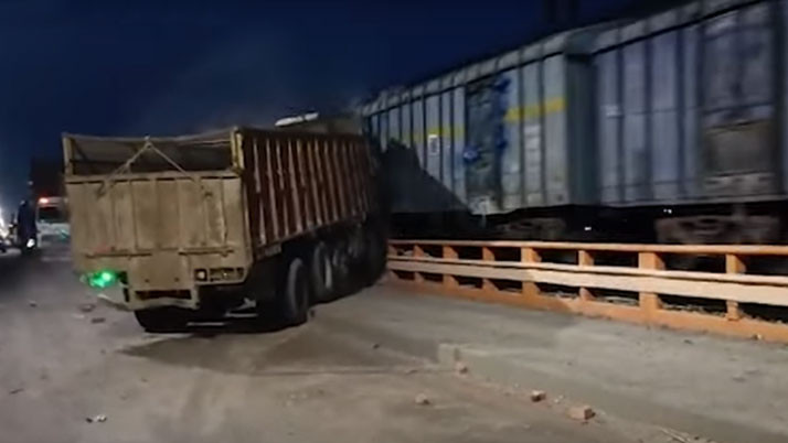 Lorry Crashed With Goods Train at Farakka Bridge Near Maldah, No Casualty
