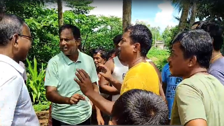 Alleging poor quality of food and irregularities in the mid-day meeting, parents participated in the protest