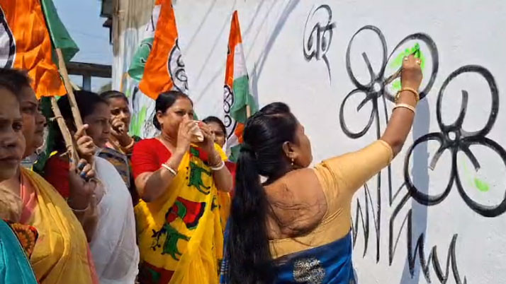 Trinamool women workers are busy painting the wall in Bidhannagar