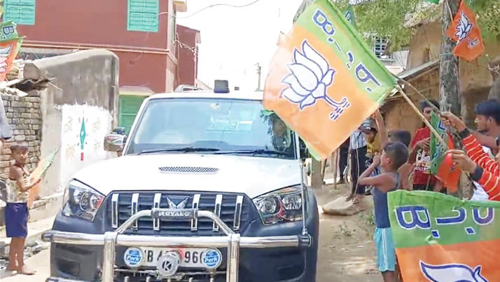 Trinamool activists protested by showing the BJP flag at Shatabdi