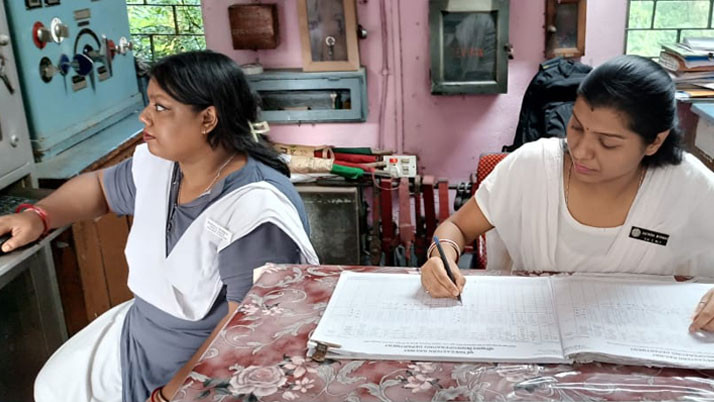 All the employees of this railway station of Bengal are women, the work is going on efficiently