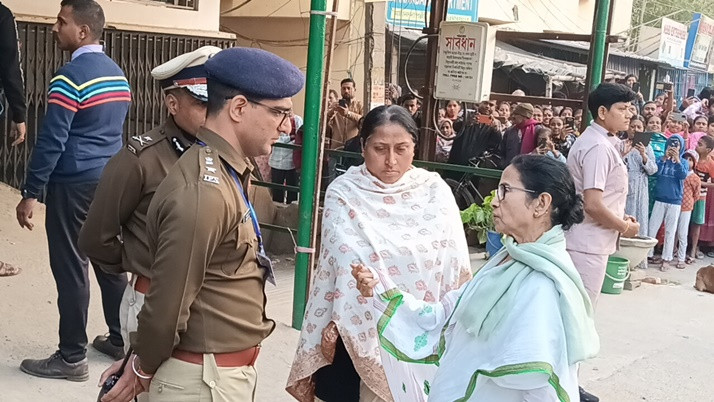 The Chief Minister went to the house of the slain Trinamool leader of Malda, spoke privately with his wife Chaitali